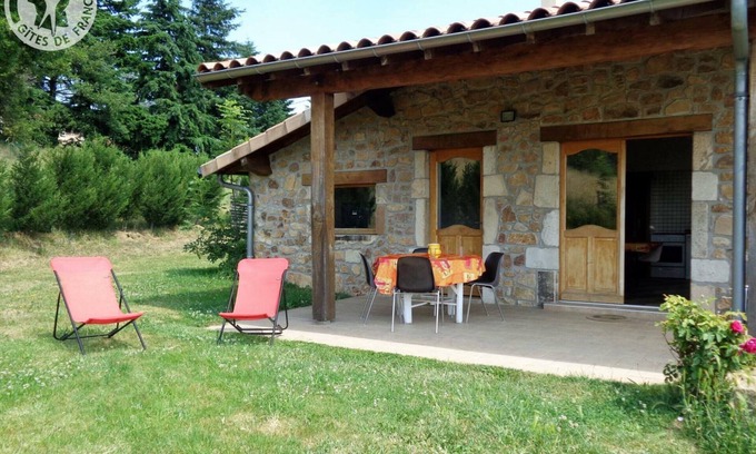 Chuyer Cottage | Comfortable cottage with large grounds and pets allowed