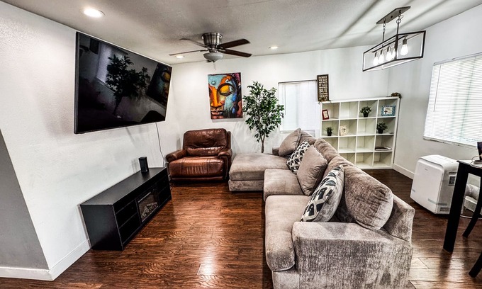 Compton House | Comfortable Cozy Compton Gem