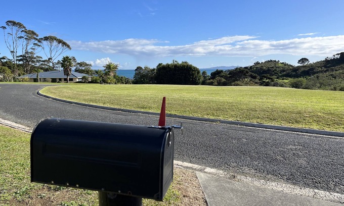 Cable Bay House | Comfortable family bach at Coopers Beach