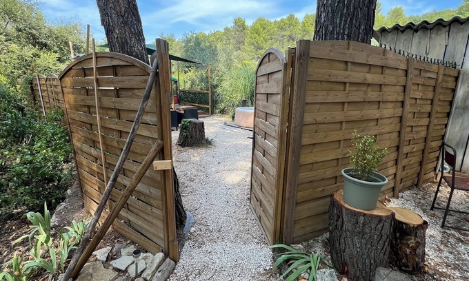 La Roque-sur-Pernes Cabin | Comfortable yurt in Provence with spa and breakfast