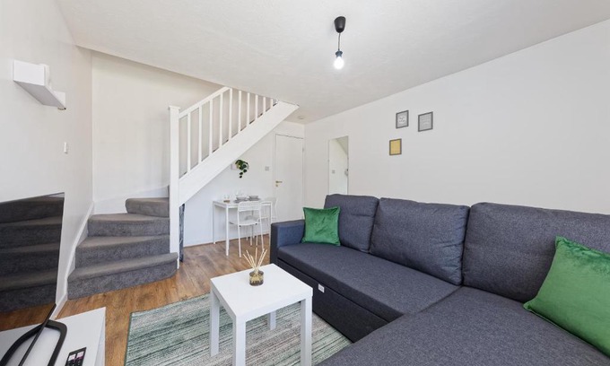 Greenhithe House | Comfortable Home in Kent, Sleeps 6 - Parking Available