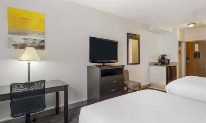 Mundelein Hotel | Comfortable Hotel Suites with Fitness Amenities Near Vernon Hills - 2 Units