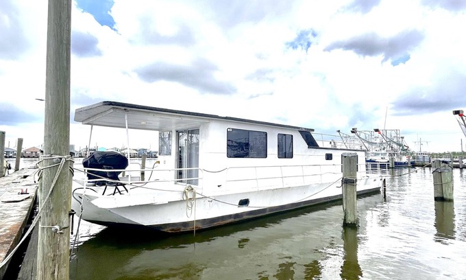 Venice Boat Rental | Comfortable houseboat, Water assessable, At Venice Marina no hidden fees