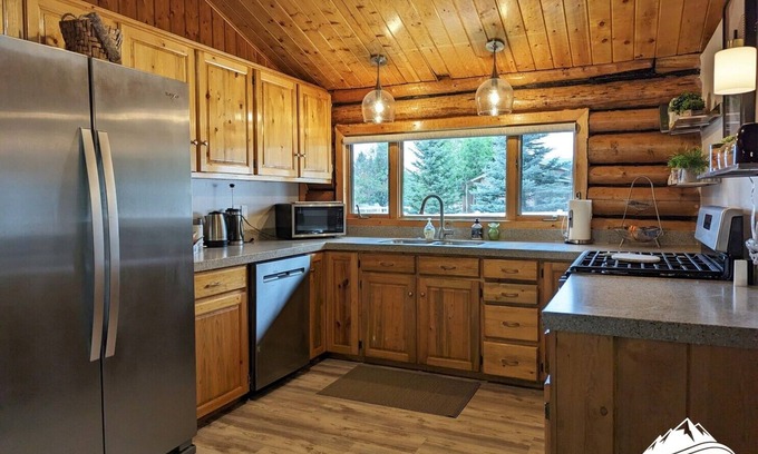 Seeley Lake Cabin | Comfortable Log Cabin w/AC ~ Downtown Seeley Lake!