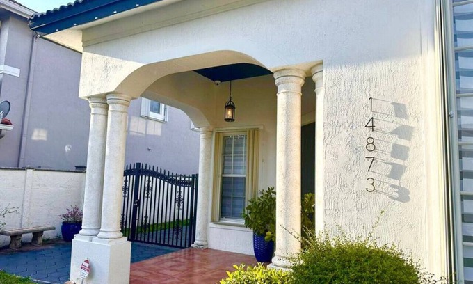 Tamiami House | Comfortable New Home in Miami