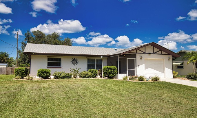 Englewood East House | Comfortable, Quiet Beach Retreat