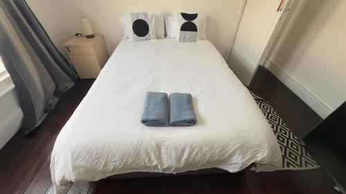 Redcliffe House | Comfortable room 1