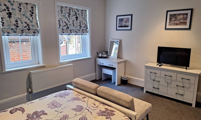 Cranleigh House | Comfortable Spacious Double Ensuite Room