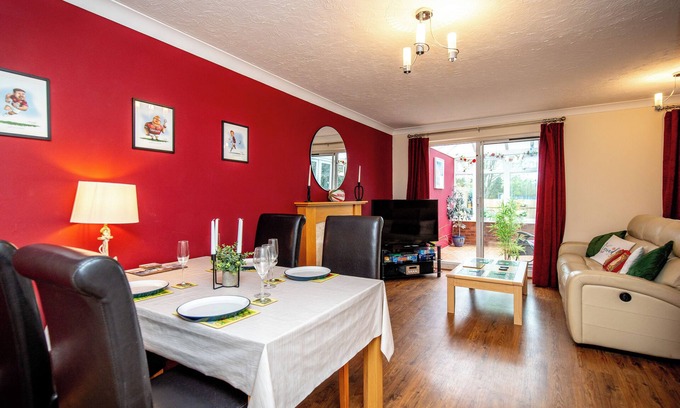 Crynant House | Comfortable & Spacious Entire Holiday home in Llanelli. Pet Friendly.