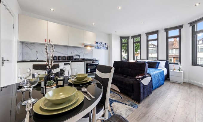 West Hendon Apartment | Comfy 1BDR - 30mins to CENTRAL LDN - Parking