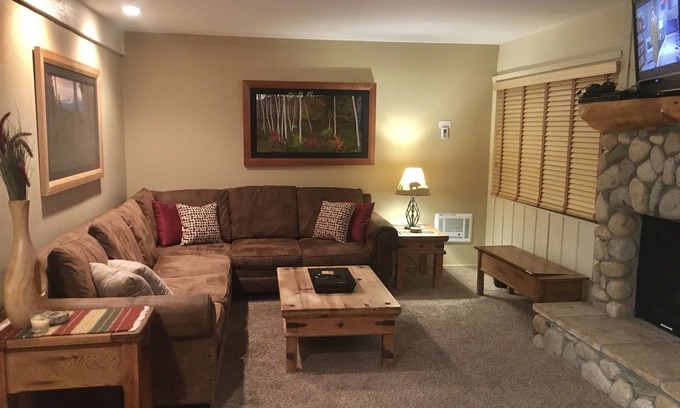 Mammoth Lakes Condo | ❤Comfy 2BD/2BA Condo❤WALK TO LIFTS👉Near Canyon Lodge❄Slps 6🐶Pets OK