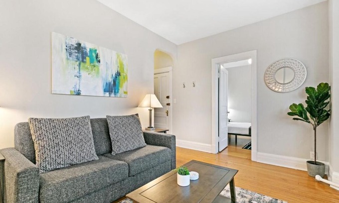 Wrigleyville Apartment | Comfy 2BR Apartment near Wrigley Field - Grace 3