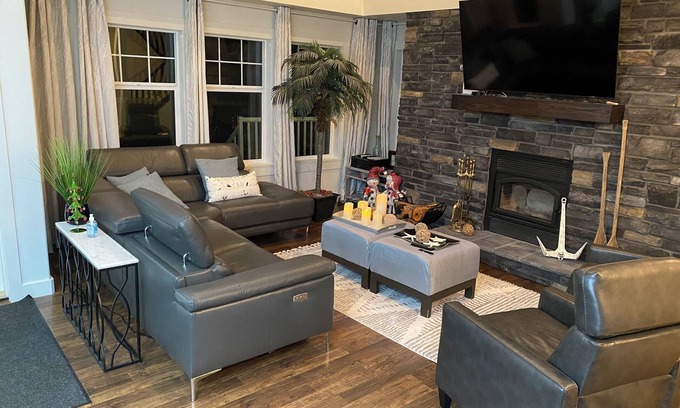 Parkland Beach House | Comfy, Cozy Cabin Near Gull Lake