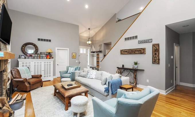 Harbert House | Comfy Family Home, Walk to Harbert Beach!