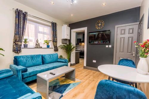 Reading House | Comfy Hoem