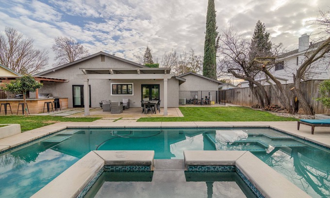 Elk Grove House | Comfy House W/Big Pool/hot tub !