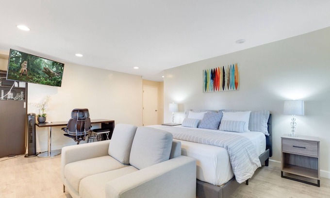 Rowland Heights House | ♛ Comfy King Bed, Jacuzzi Tub<15 mile Disney, Private Entrance & Gated Parking ★