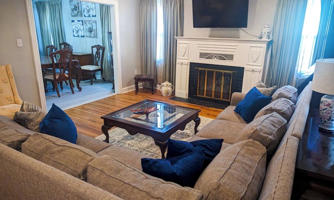 Little Rock House | Comfy Mid-Town Home Central to All Your Little Rock Needs 29 day minimum