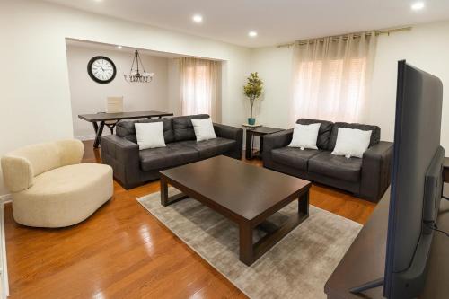 Orangeville House | Comfy & Spacious 4BR Family Home with Free Parking, Laundry & Private Patio! 10 Min Walk to Headwaters Hospital, 5 Min Drive to Mount Alverno Luxury Resorts, Ideal for Medical, Vacation or Work Stays!