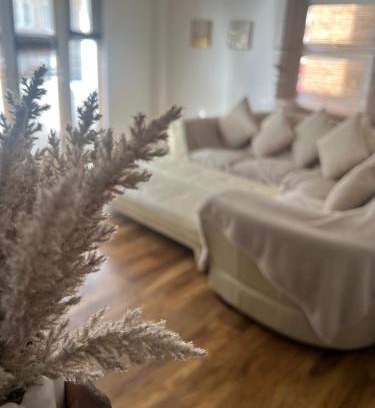 Island Gardens Apartment | Comfy Spacious Home-Near Canary Wharf & O2-Free Gated Parking