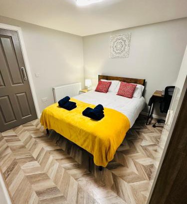 Ashton-under-Lyne Apartment | Comfy Studio Flat and Workspace near Ashton-U-Lyne Station