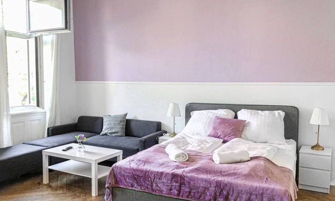 Wahring Apartment | Commodious 2BR Apt. Near AKH-Perfect for Groups