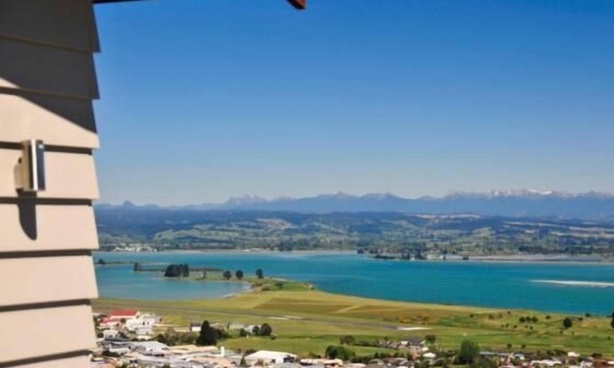 Britannia Heights House | 'Commodore' - Modern with Panoramic Sea Views!
