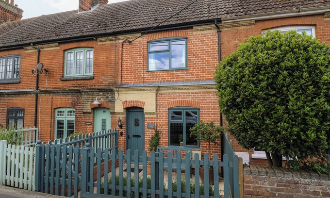Aldeburgh Cottage | COMPASS COTTAGE, pet friendly, country holiday cottage in Aldeburgh