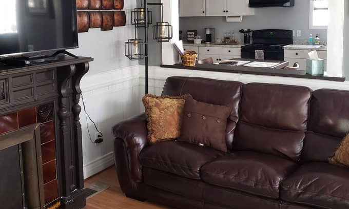 Perry Apartment | Completely remodeled 1 bedroom lower apartment with full kitchen and bath