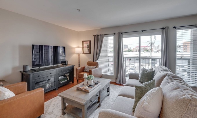 North Capitol Condo | Completely Renovated Luxe 1 bedroom condo, walking distance to downtown!