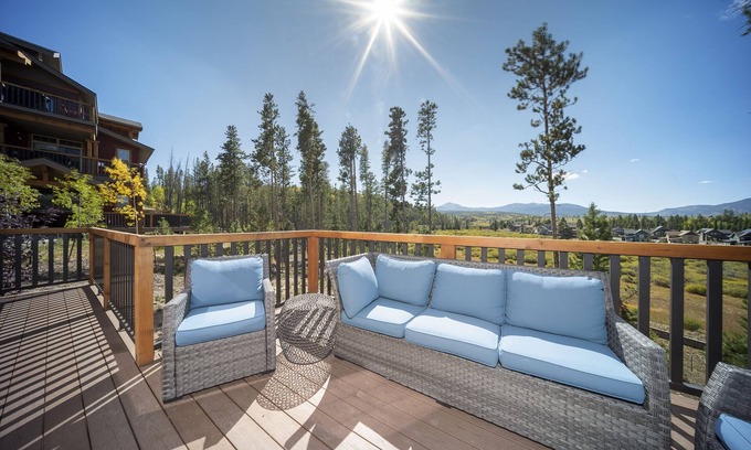 Fraser Condo | Condo near slopes w/deck & fireplace