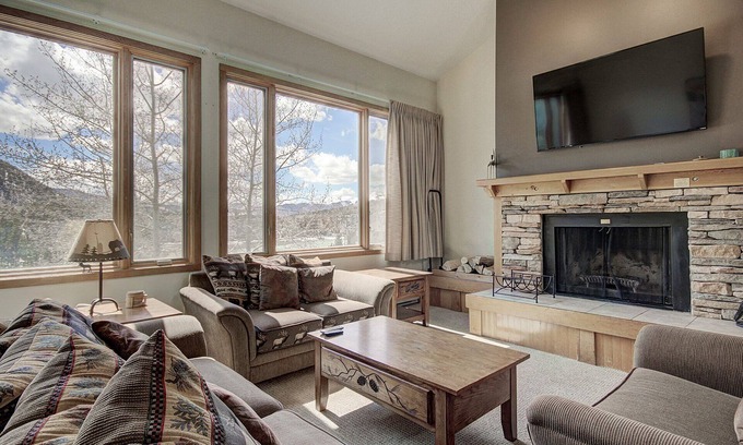 Lakeside Village Condo | Condo On Keystone Lake/Pool and Hot Tub Access