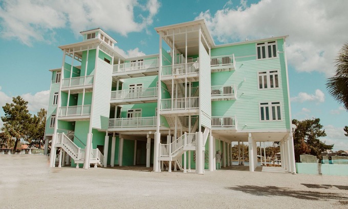 Steinhatchee Condo | Condo with boat slip and Swimming pool - Sleeps 6