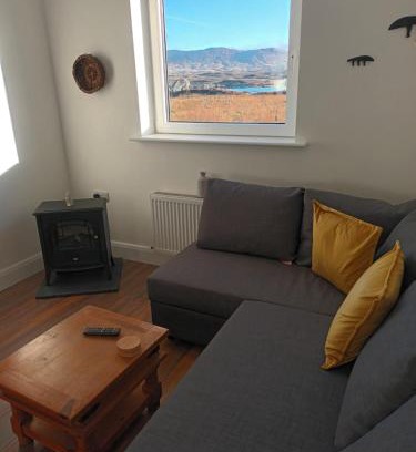 Inishmacatreer House | Connemara Lake View Apartment
