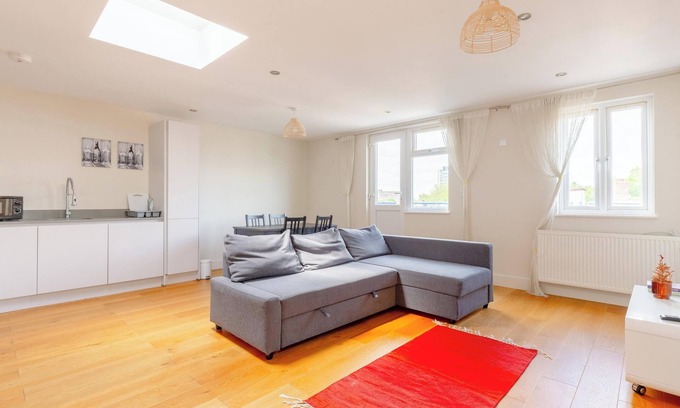 Canary Wharf Apartment | Contemporary 1BD by Canary Wharf, Poplar!