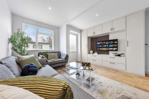Friern Barnet Apartment | Contemporary 2BR Apt, Near Station, Free WIFI