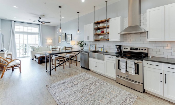 Tuscaloosa Condo | Contemporary 2BR Condo Close to Dining, Shopping, and Stadium