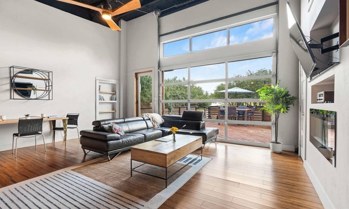 Dripping Springs House | Contemporary 3BR Country Gem Swim Spa & Fire Pit