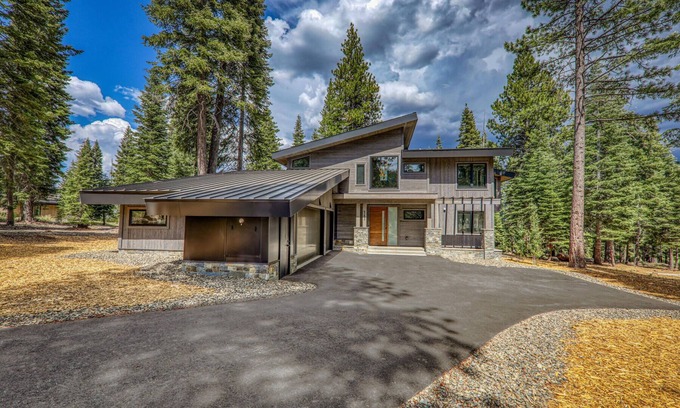 Ponderosa Palisades House | Contemporary-5 bed-6.5 bath Mountain Retreat-Hot tub-Sauna