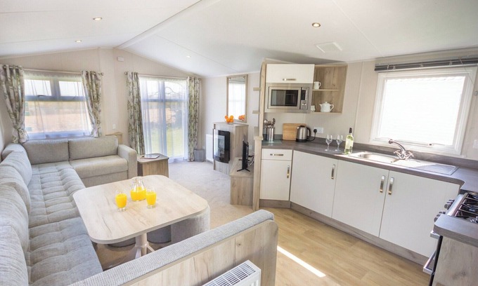 Rookley House | Contemporary caravan with one double and one twin.