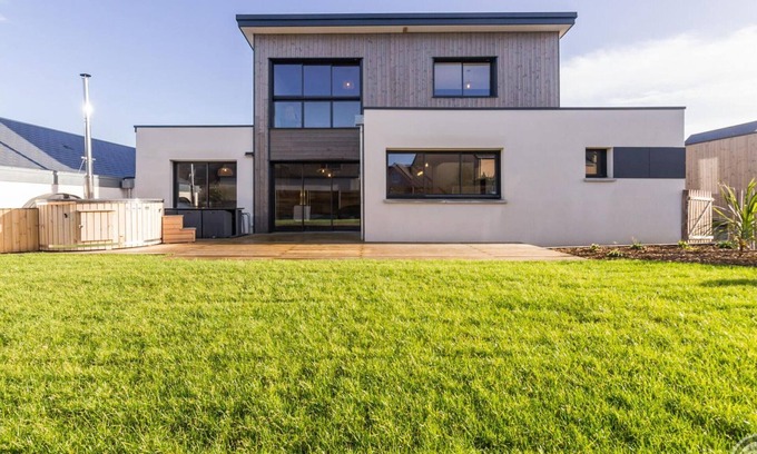 Gouville-sur-Mer Cottage | Contemporary house near beach with garden and Nordic bath