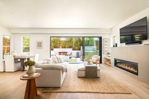 Encinitas House | Contemporary Indoor Outdoor Living Walk to Beach