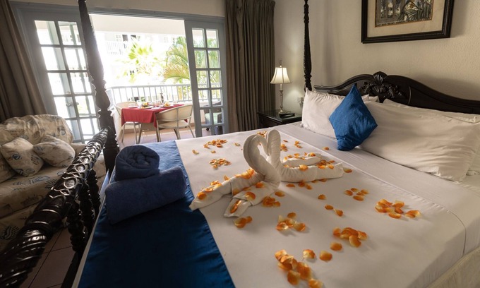 Hastings Hotel | Contemporary Unit Close to Dover Beach! Onsite Swimming Pool, FREE Parking