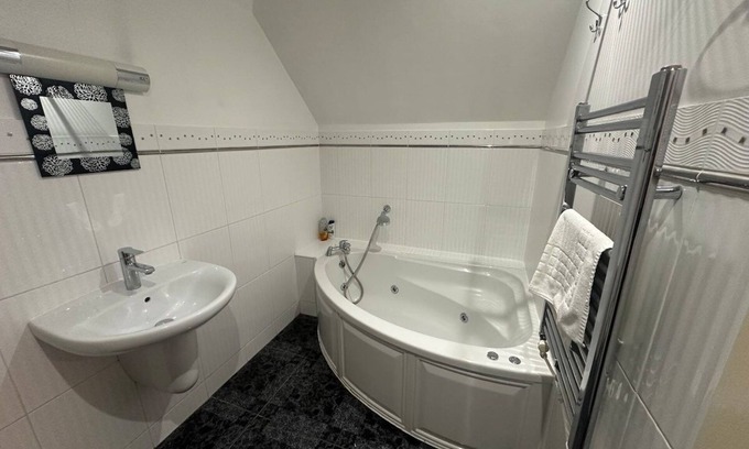 Southampton Apartment | Contractor's Suite - Free Private Parking & 2 bath