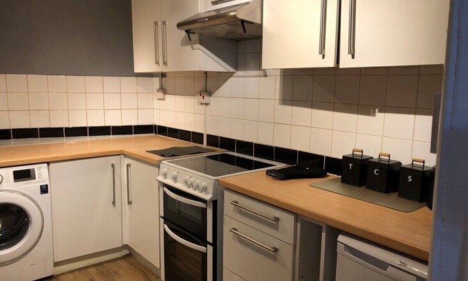 Wellingborough House | Contractors Grove 2 Bed House Town Centre Location