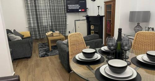 Wellingborough Apartment | Contractors Grove 2 Bed House Town Centre Location
