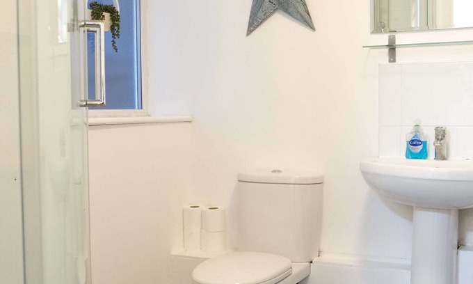 Bedford House | Convenient 2 Bedroom Home with Parking in Bedford