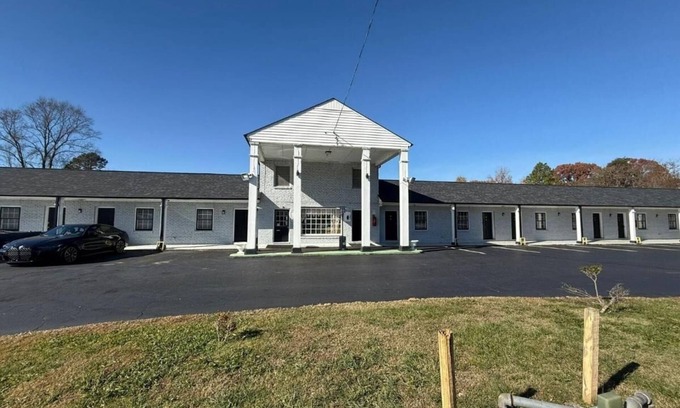 Danville Hotel | Convenient Pet-Friendly Room in Danville Near Local Attractions + Parking