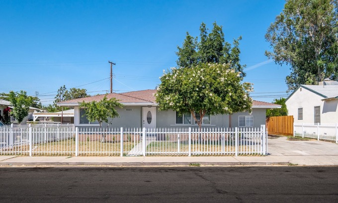 Raisin House | Conveniently located to Airport and Downtown