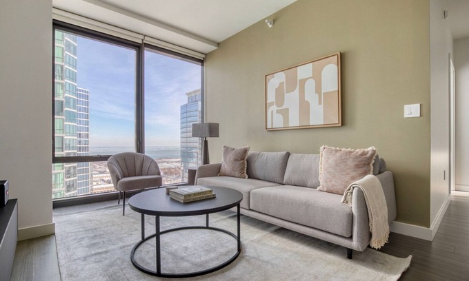 South Loop Apartment | Cool South Loop 2BR w/Pool, Gym & Sports, nr Grant Park, by Blueground